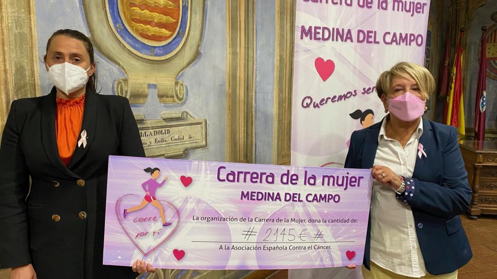 Mari Juli López recibe el donativo para la AECC