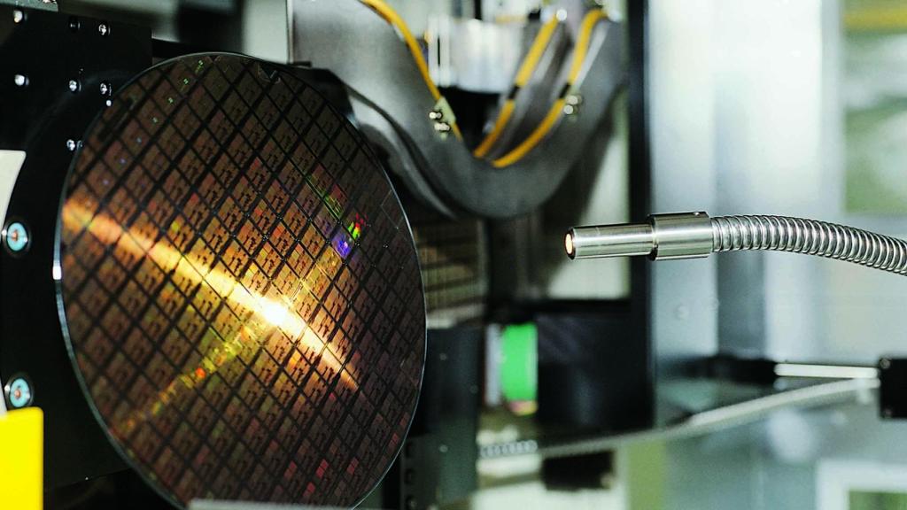 La producción de chips no es un proceso sencillo ni rápido.