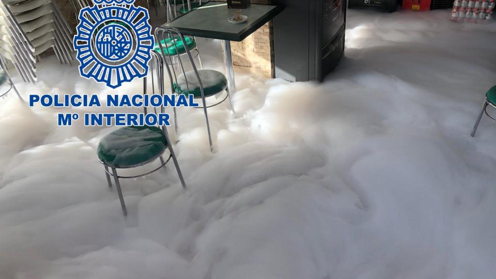 El detenido ha vertido gasolina sobre los muebles del bar.