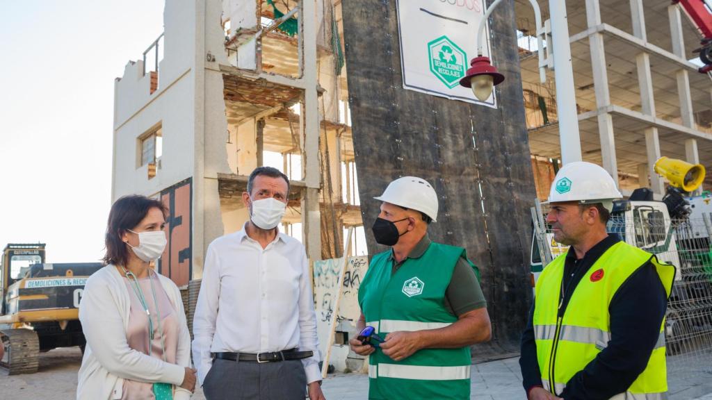 El alcalde, Carlos González, y la concejala de Urbanismo, Ana Arabid, este martes.