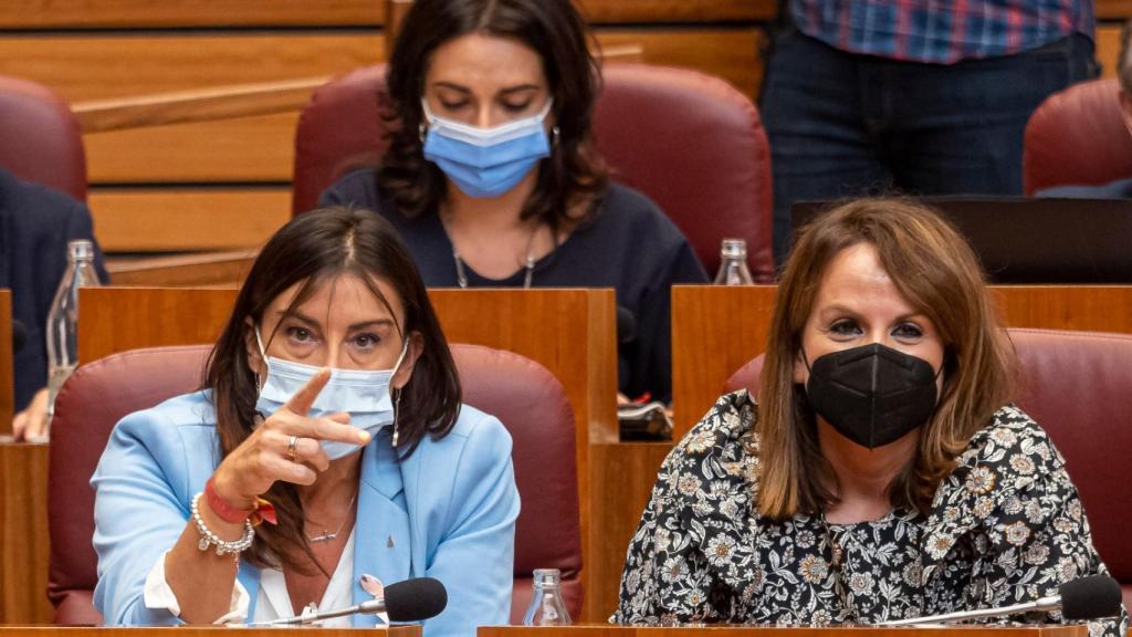 Gesto desafiante de la procuradora Ana Sánchez