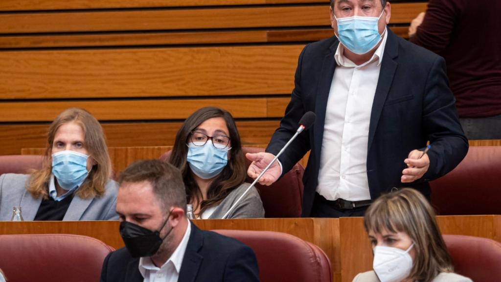 Luis Mariano Santos, de UPL, durante el Pleno de las Cortes
