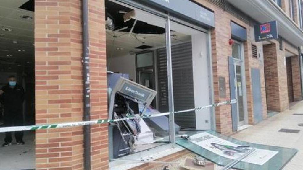 Estado del banco de San Claudio tras el robo de este sábado / GORRIJELE