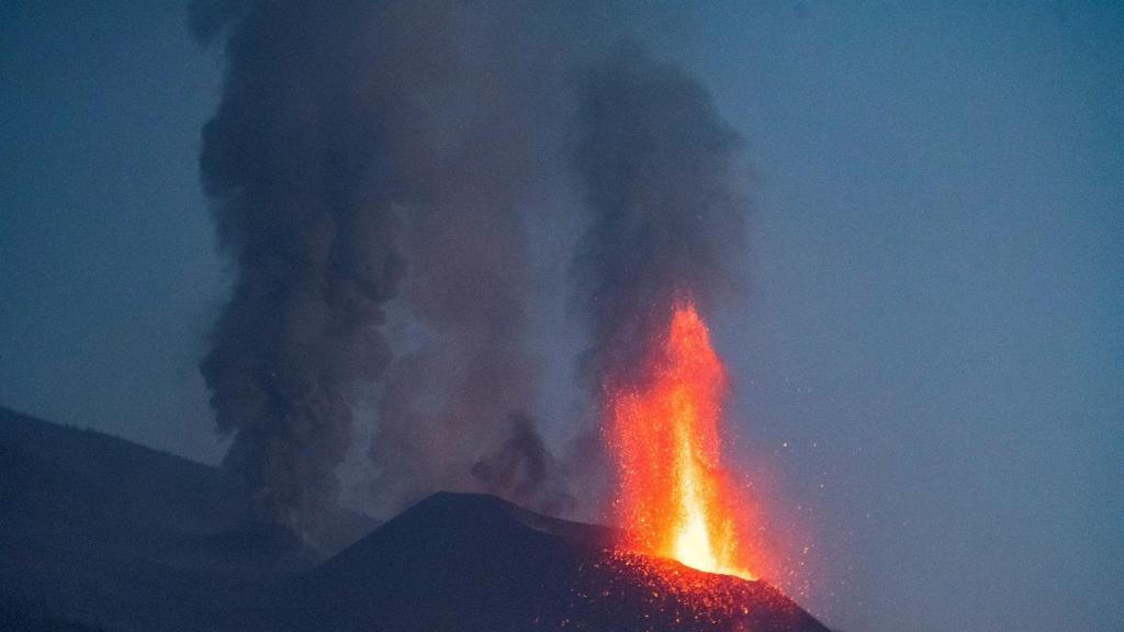 El volcán Cumbre Vieja visto desde la localidad de El Paso.
