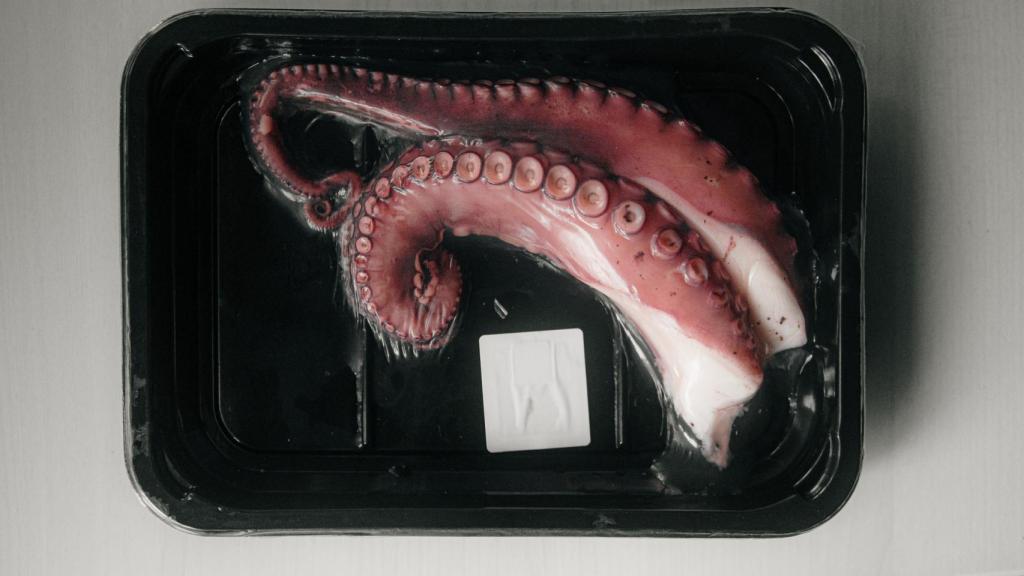 Tentáculos de pulpo cocidos y envasados.