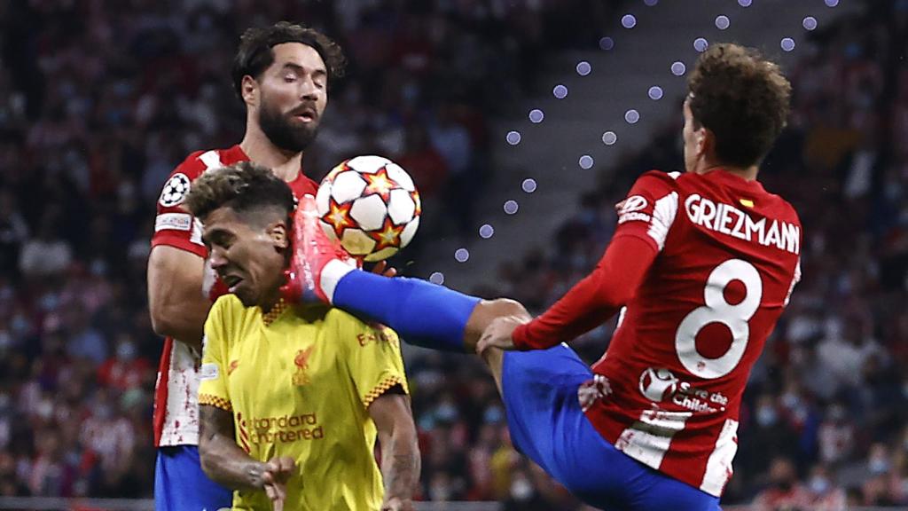 El momento de la expulsión de Antoine Griezmann por poner su pie en la cara de Roberto Firmino