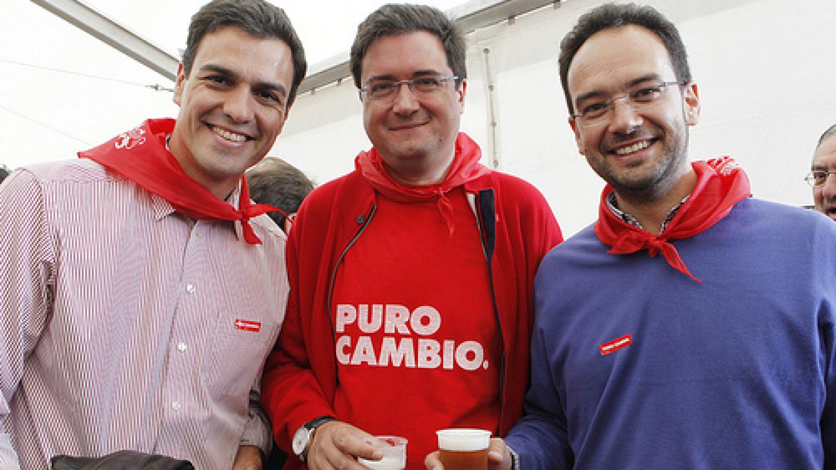 Pedro Sánchez, Óscar López y Antonio Hernando el 23 de abril de 2010, en la fiesta de Villalar de los Comuneros.. / Inma Mesa /PSOE