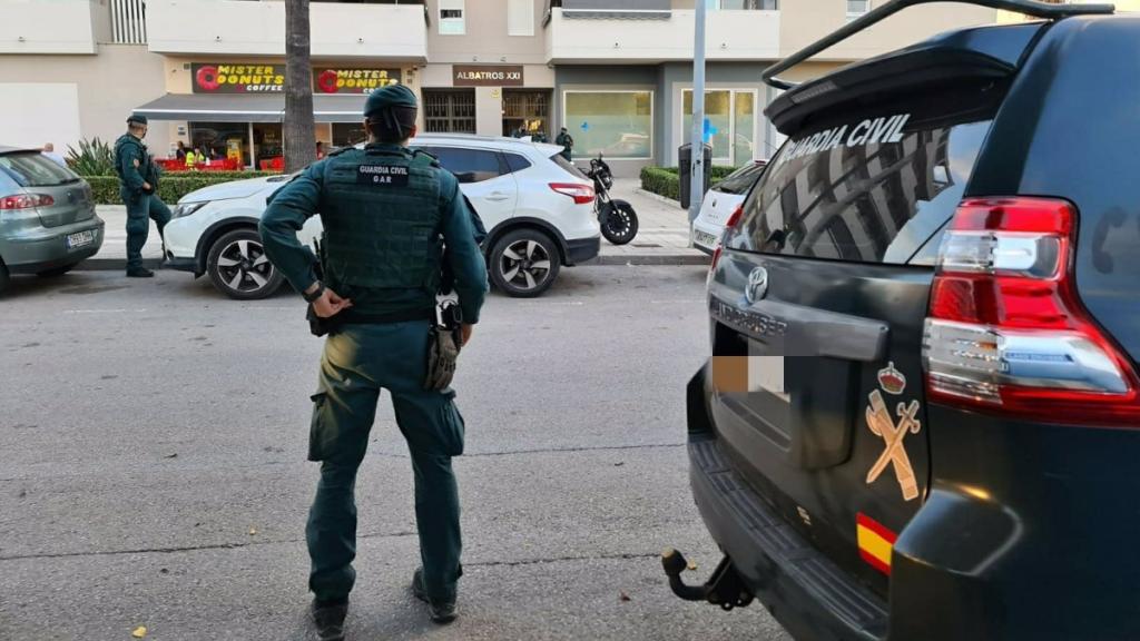Un agente de la Guardia Civil en la operación de lucha contra el narcotráfico entre el Campo de Gibraltar y Málaga.