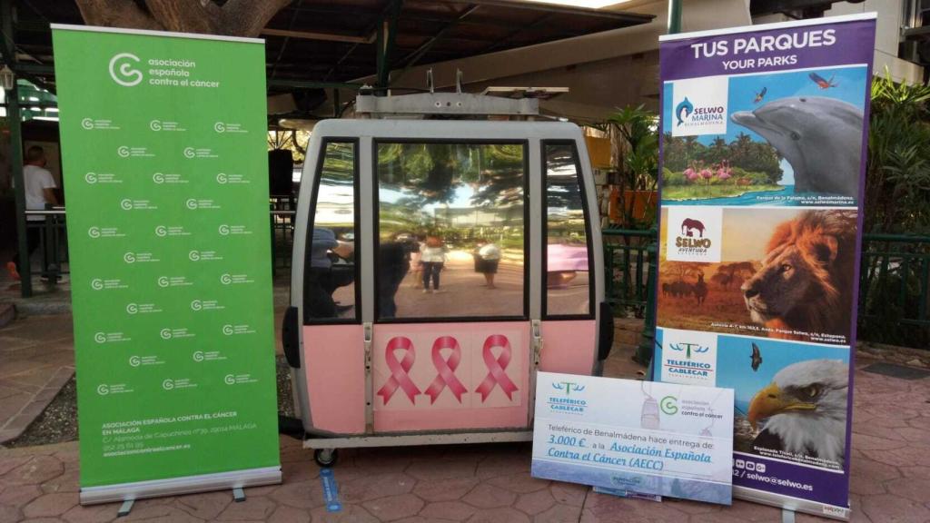 El Teleférico de Benalmádena se ha vestido de rosa en el Día contra el Cáncer de Mama.