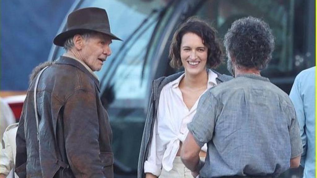 Antonio Banderas, de espaldas, con Harrison Ford y Phoebe Waeller-Bridge