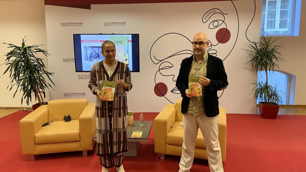 La presidenta de la Diputación de Pontevedra, Carmela Silva, y el director general de Editorial Galaxia, Francisco Castro, durante la rueda de prensa
