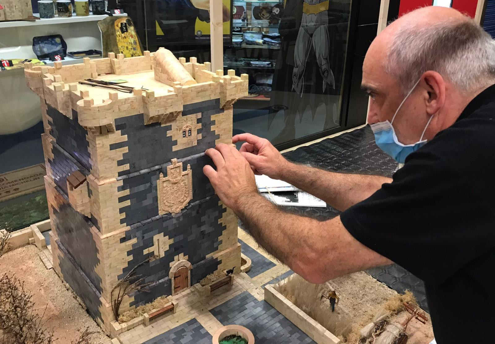 Fran Guerra ultimando los detalles de una maqueta. Foto: cedida