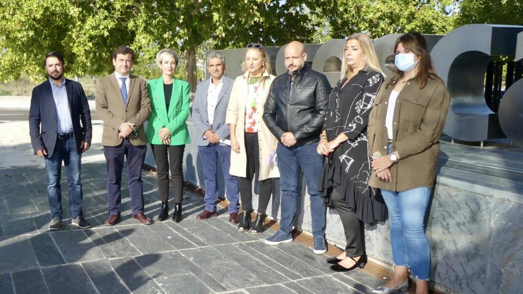 Protesta de los representantes de Vox ante las puertas del Sescam en Toledo