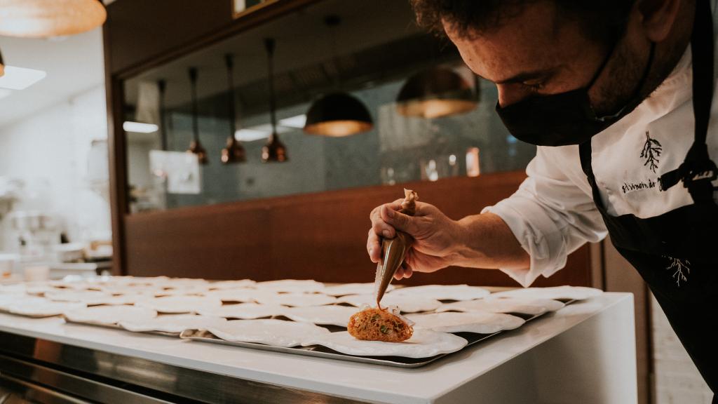 Juan Carlos Padrón cocinando en Poemas (Hotel Santa Catalina)