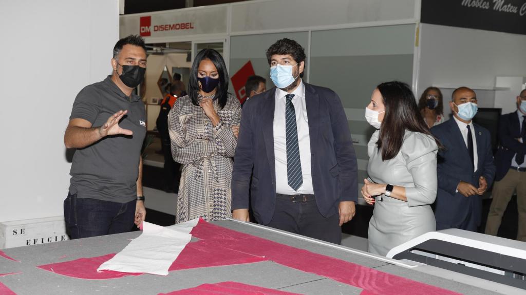 El presidente murciano visitando uno de los expositores de la Feria del Mueble de Yecla.