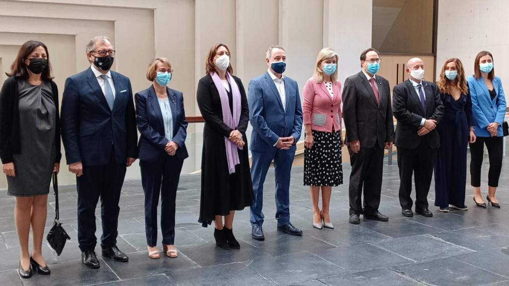 Arturo León, en el centro junto a los altos cargos que acudieron este miércoles a su toma de posesión. EE