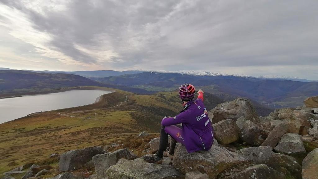 Ángel Madrazo, ciclista del Burgos BH, en el Pico Jano