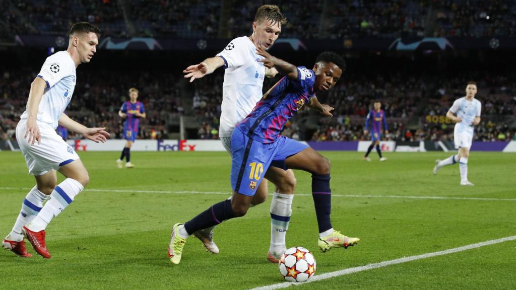 Ansu Fati controla el balón ante la presión de Serhiy Sydorchuk y Oleksandr Tymchyk