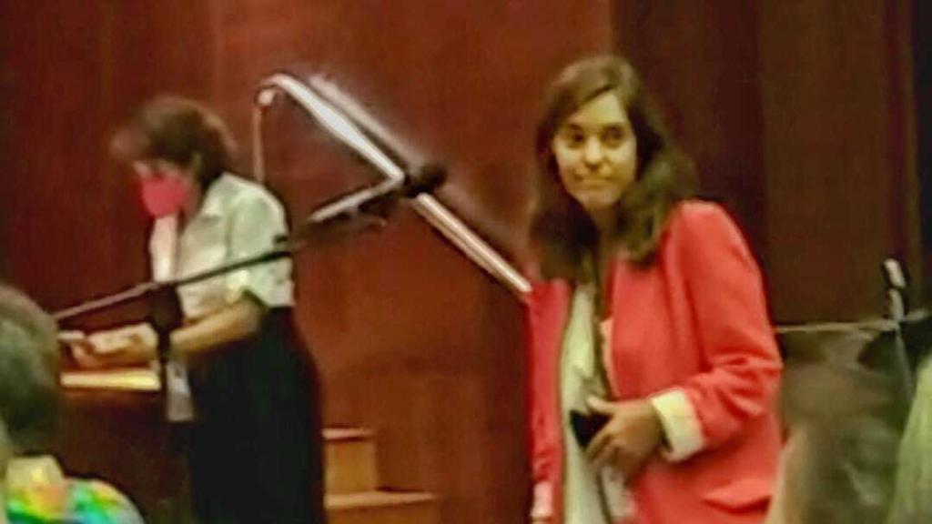 Imagen captada del vídeo en el que Inés Rey, alcaldesa de La Coruña y delegada en el Congreso del PSOE, reclama debate en la comisión de Igualdad.