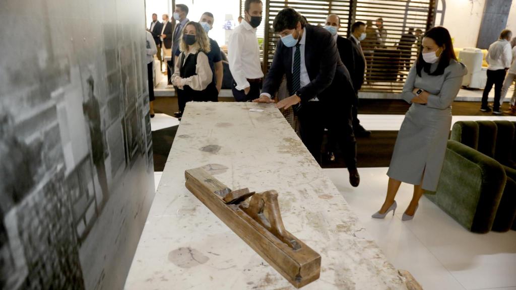 El presidente regional, Fernando López Miras, en la inauguración de la Feria del Mueble de Yecla.