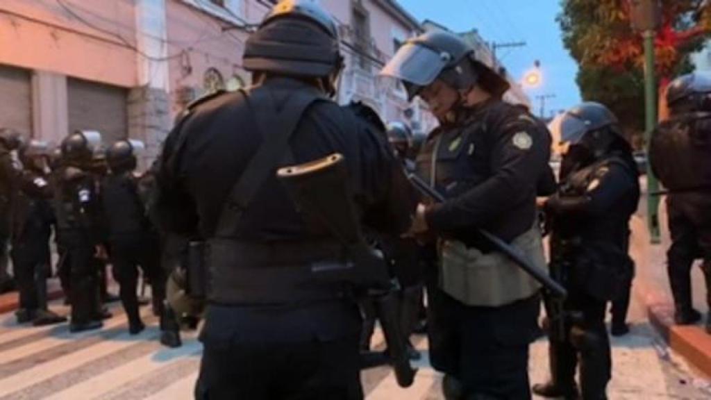 Agentes antimotines cerca del Congreso de Guatemala.