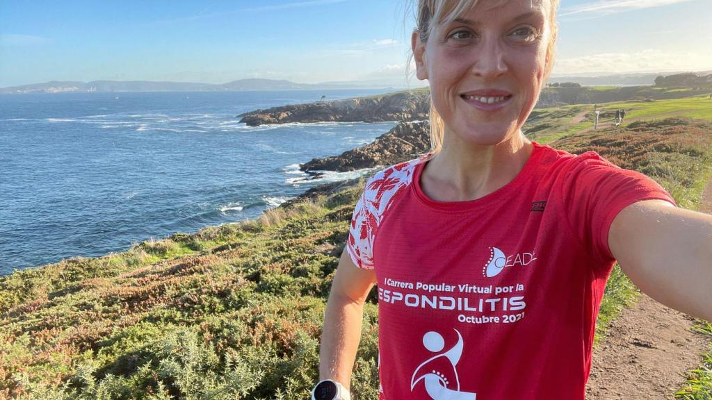 La fisioterapeuta Clara Bergé corre en A Coruña por el Día Nacional de la Espondilitis