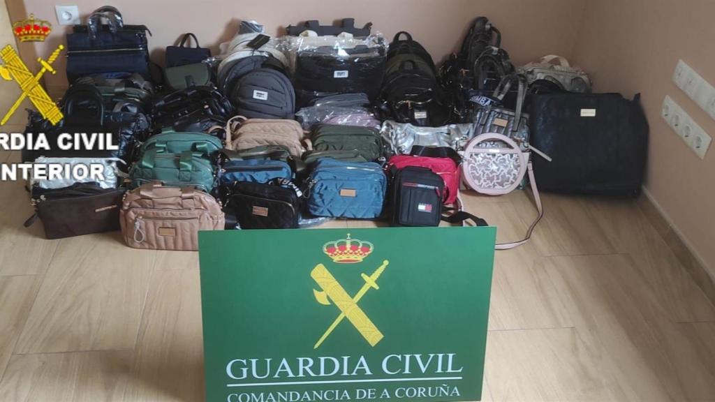 Bolsos falsificados interceptados por la Guardia Civil en Negreira (A Coruña).
