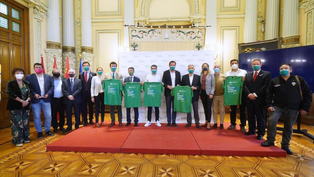 Autoridades, organizadores y patrocinadores en la presentación de la carrera
