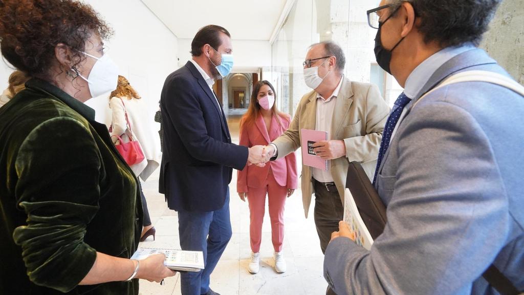 El alcalde Valladolid saluda a los organizadores de las jornadas sobre diversidad religiosa