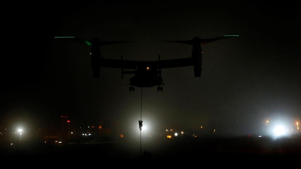 Los soldados españoles han practicado el descenso por cuerda en estas aeronaves americanas.