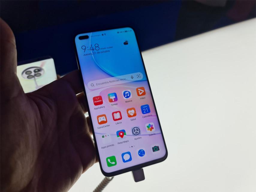 Huawei Nova 8i en mano