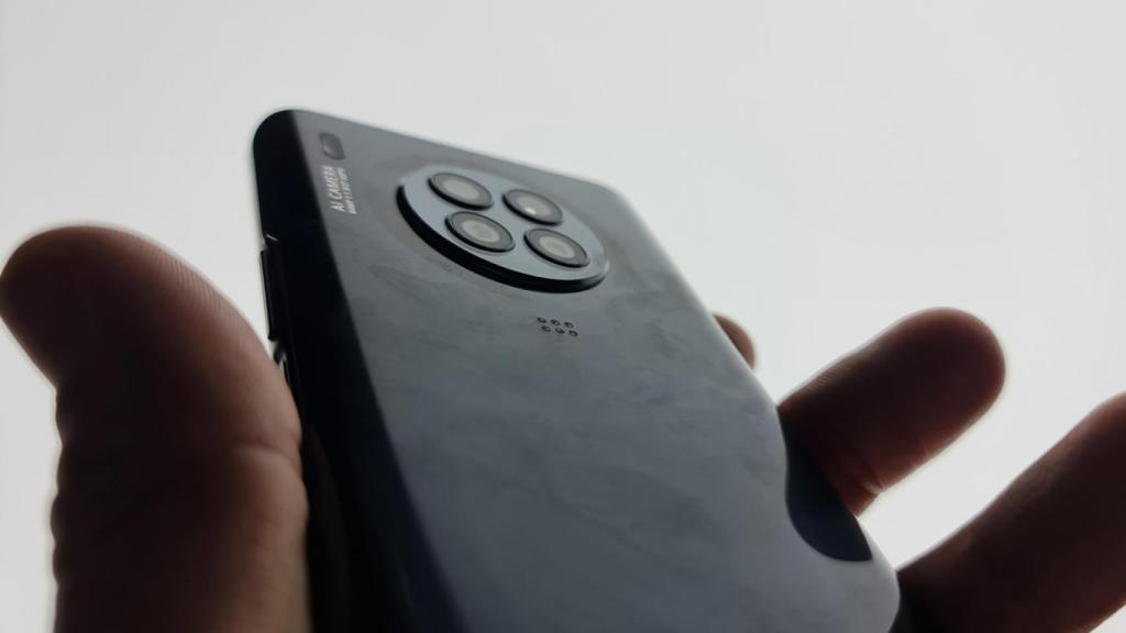 Huawei Nova 8i por detrás