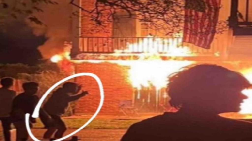 Álvarez sufriendo por su compañero.