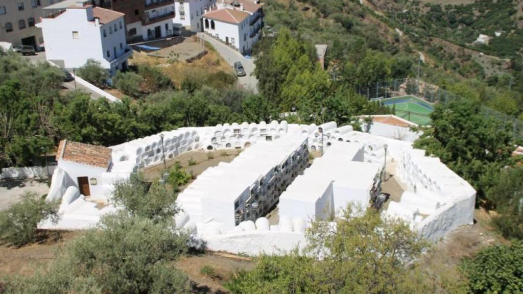 El cementerio redondo de Sayalonga en realidad no es redondo.