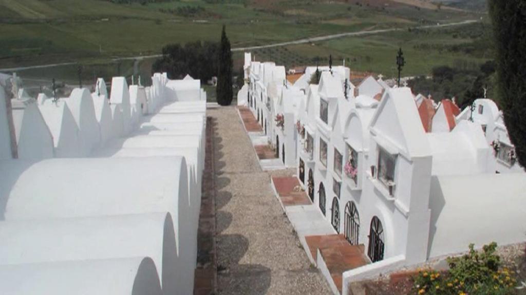 La visión del cementerio de San Sebastián de Casabermeja ha evitado muchos accidentes por las Pedrizas.