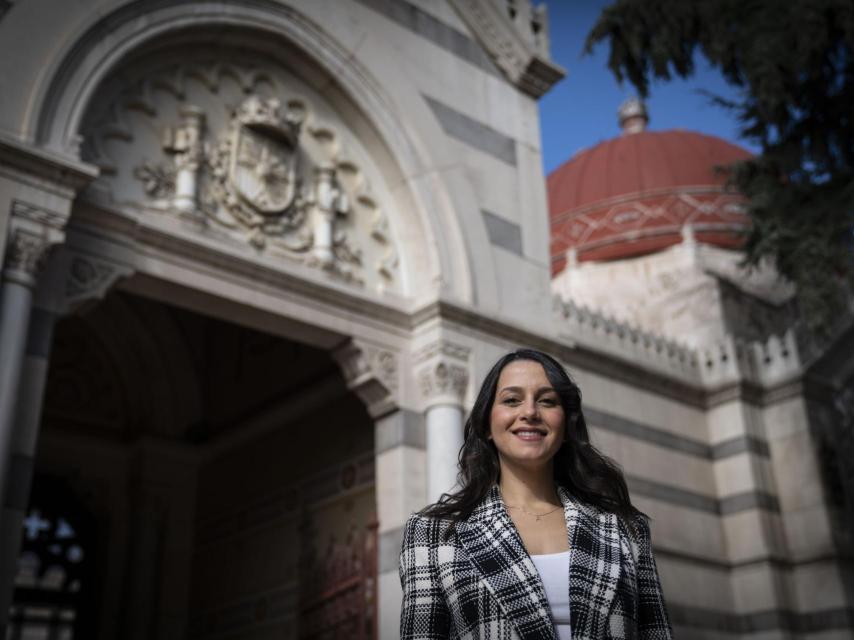 Arrimadas, en la puerta del Panteón de Hombres Ilustres, situado muy cerca de la estación de Atocha.