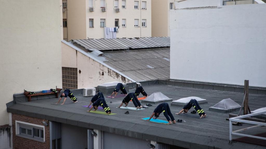 Una sesión de yoga en el tejado del parque.