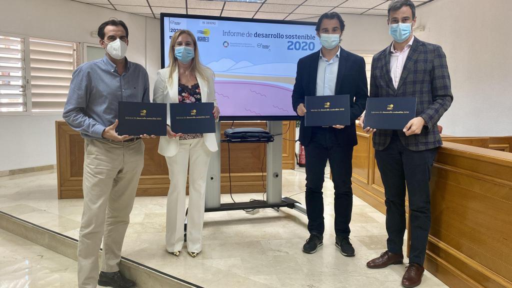 El alcalde de Torrevieja, Eduardo Dolón, el director general de Hidraqua, Jordi Azorín, el gerente de Agamed, Jorge Ballesta,  y la gerente adjunta, Gema Cruz, en la presentación del informe.