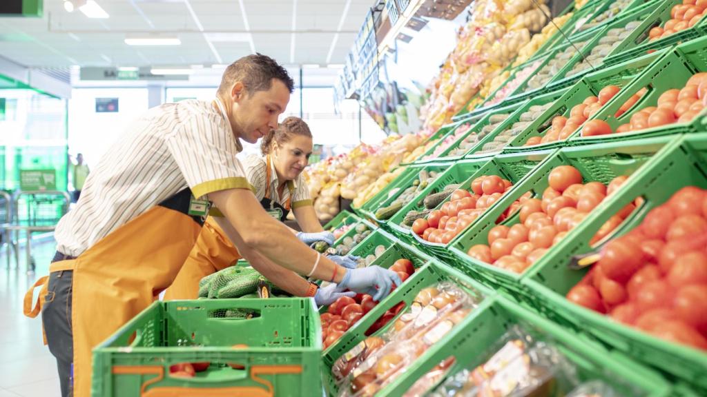 Trabajadores de Mercadona en la sección de fruta y verdura.
