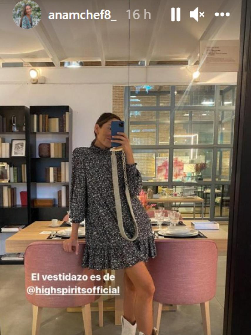 Aana Iglesias ha combinado el vestido con unas botas vaqueras en color blanco.