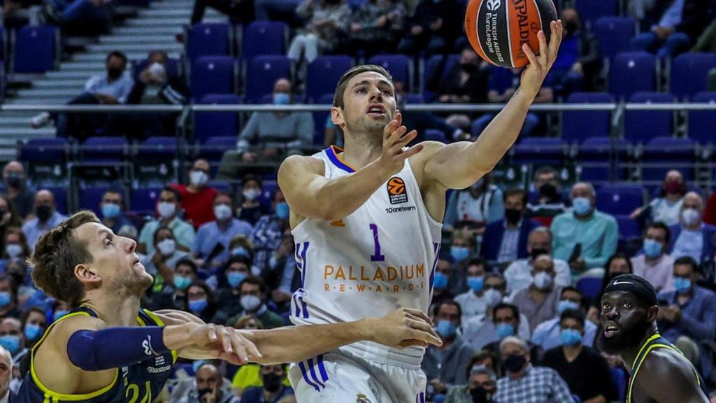 Fabian Causeur entra a canasta, en el Real Madrid - Fenerbahce de la Euroliga 2021/2022