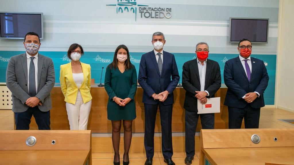 La consejera de Bienestar Social, Bárbara García; el presidente de la Diputación de Toledo, Álvaro Gutiérrez; y el presidente de Cruz Roja en la provincia toledana, Juan Carlos Santos, en la firma del convenio . Foto: JCCM