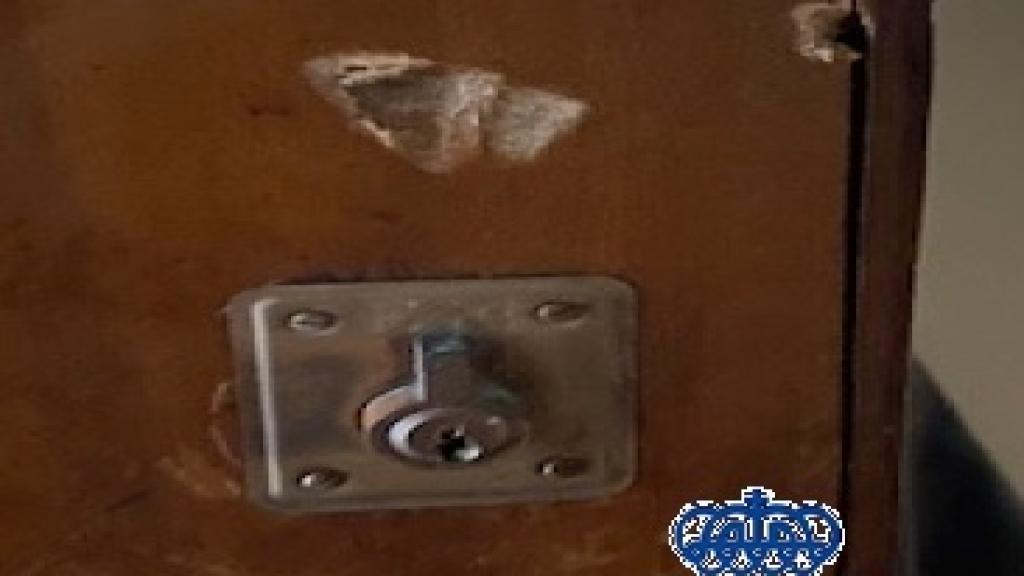 Imagen de la puerta de la vivienda donde fue encerrado un vecino de Fuengirola.