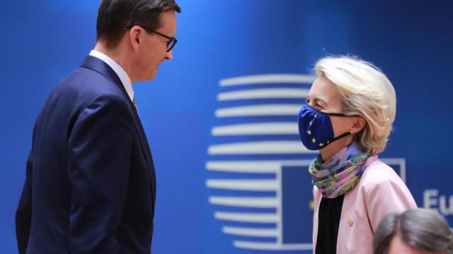 El polaco Mateusz Morawiecki y la presidenta Von der Leyen, durante la cumbre de este jueves
