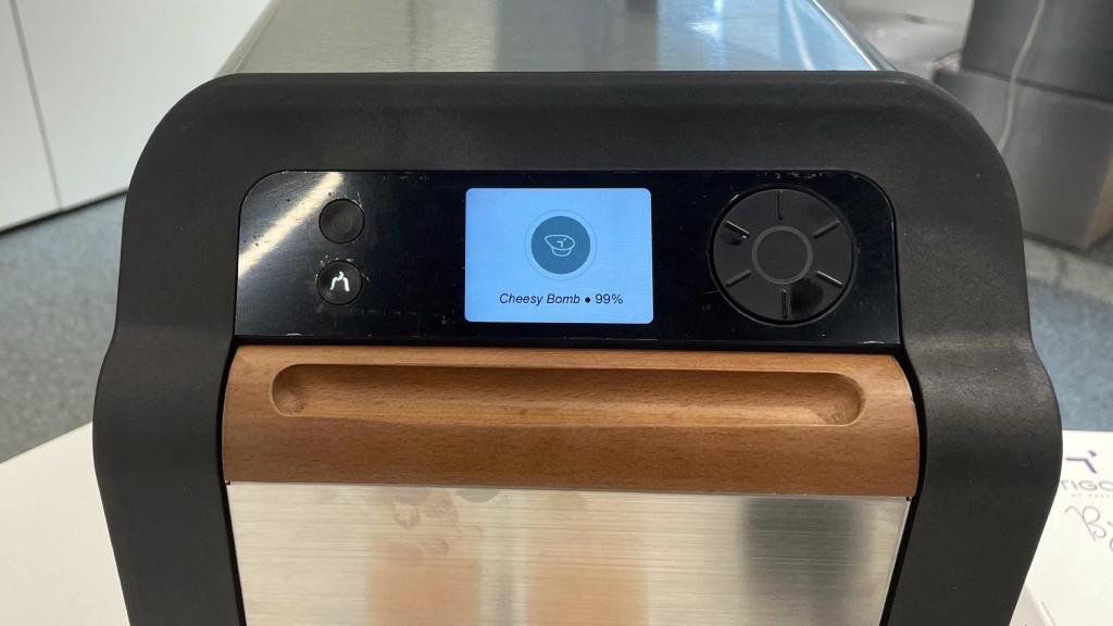 La pantalla junto con el botón de encendido, el de 'inicio' y la ruleta para cambiar entre las recetas.