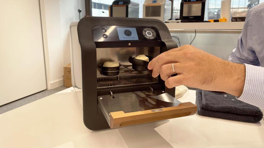 Los pasteles en cápsulas se introducen en unos moldes.