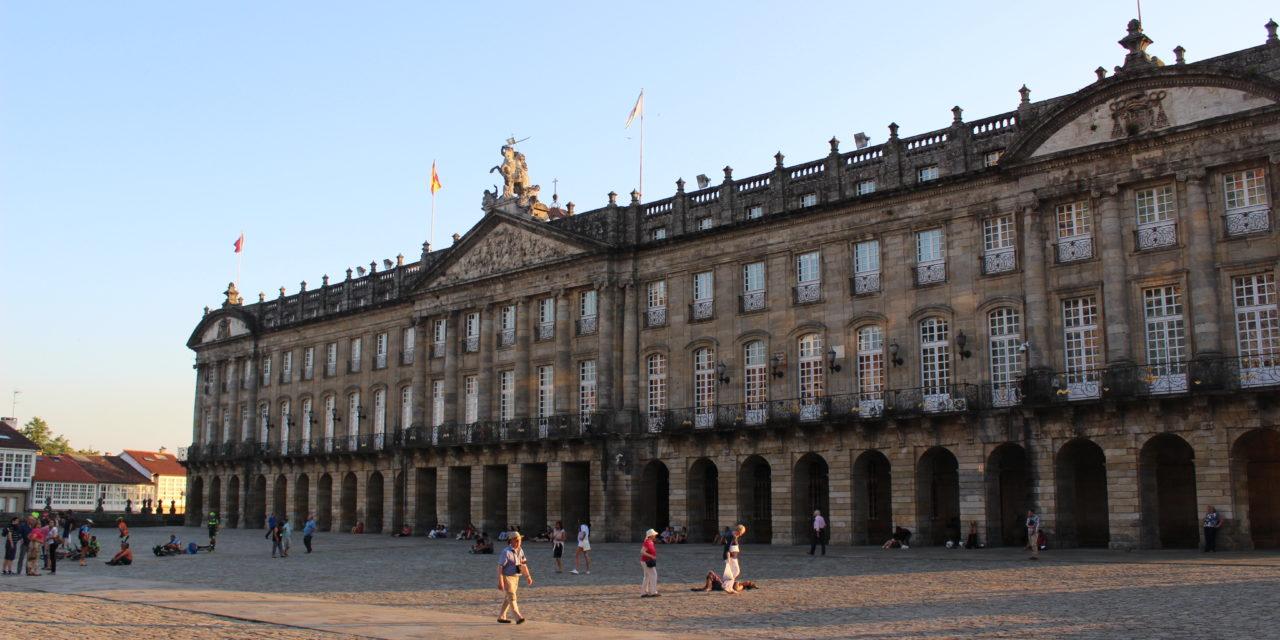 Peregrinos descansando apoyados en las columnas del Pazo