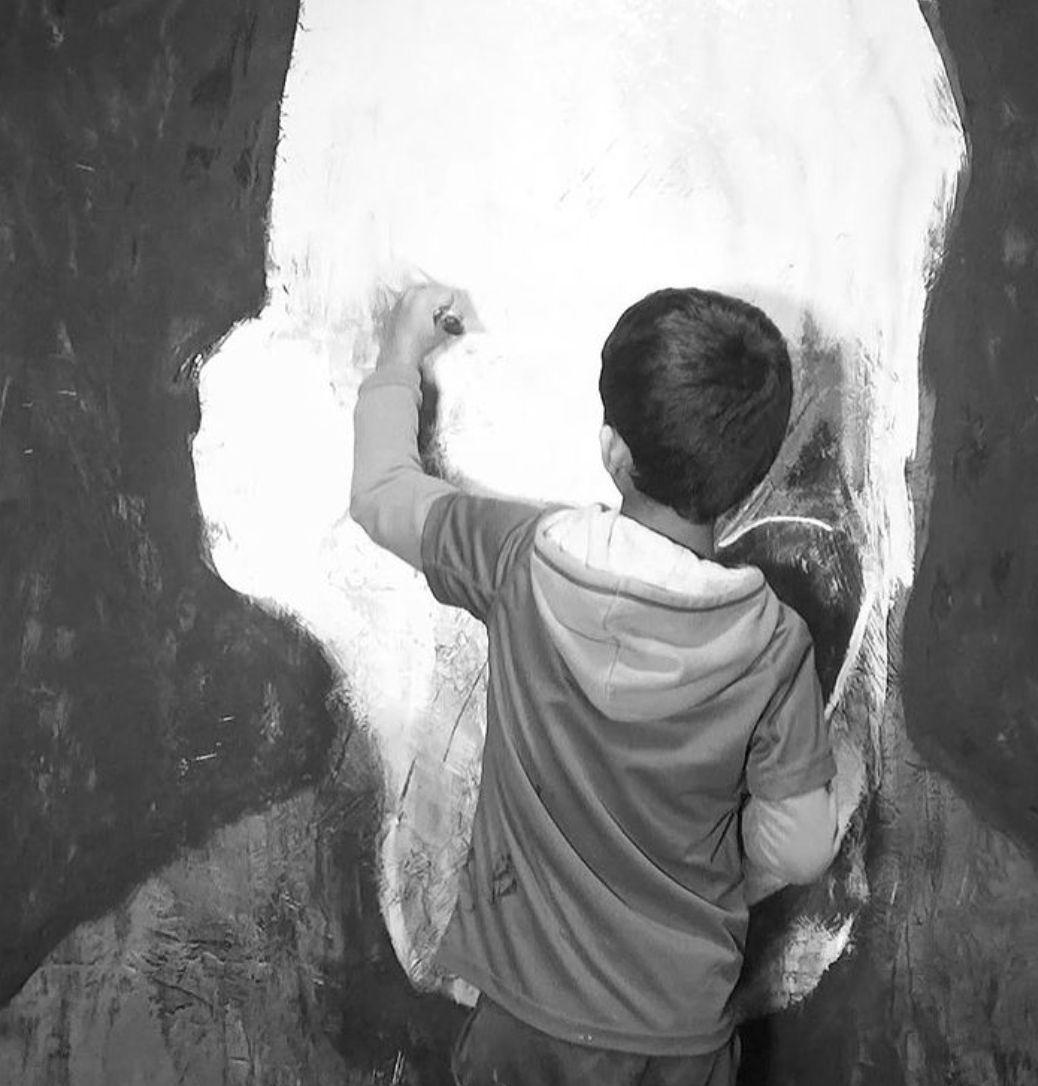 Hugo, de nueve años, versionando las obras del artista Francis Bacon