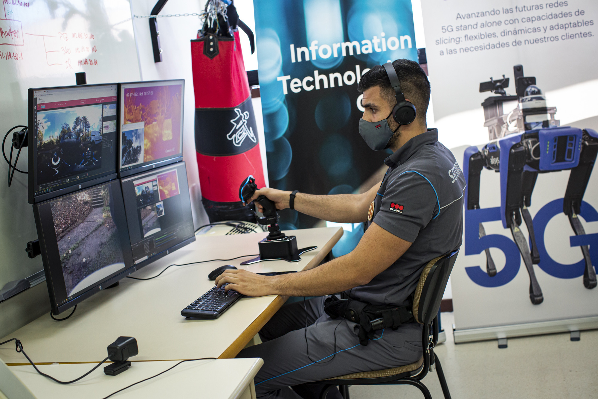 Centro de control del perro robot Spot que vigilará la UVigo