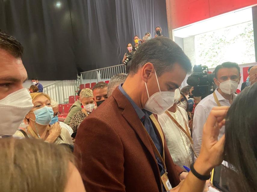 El presidente del Gobierno, Pedro Sánchez, firmando la ILP del Mar Menor.